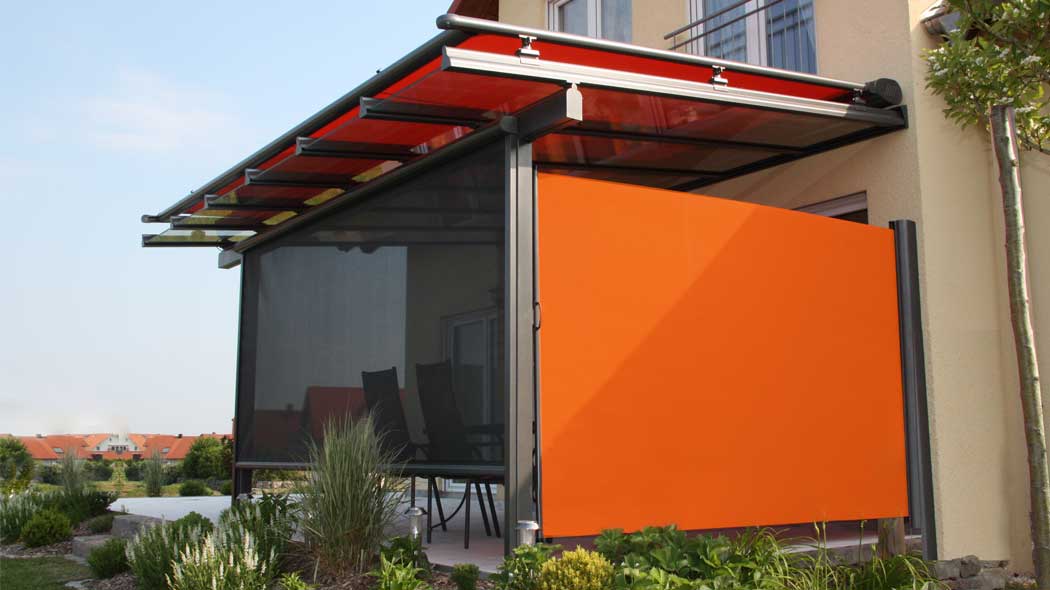 ERHARDT MARKISEN - Balkon wird durch eine Seitenmarkise vor Wind & Wetter geschützt