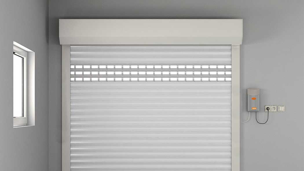 ROMA - Blick aus der Garage auf das geschloßene Rolltor