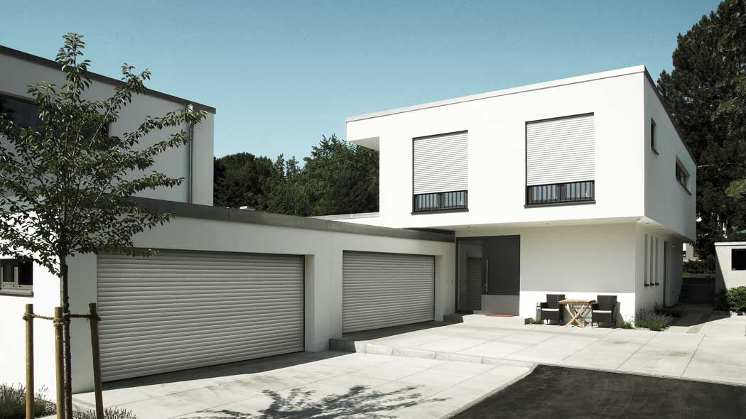 ROMA - Blick auf Haus mit zwei Garagen