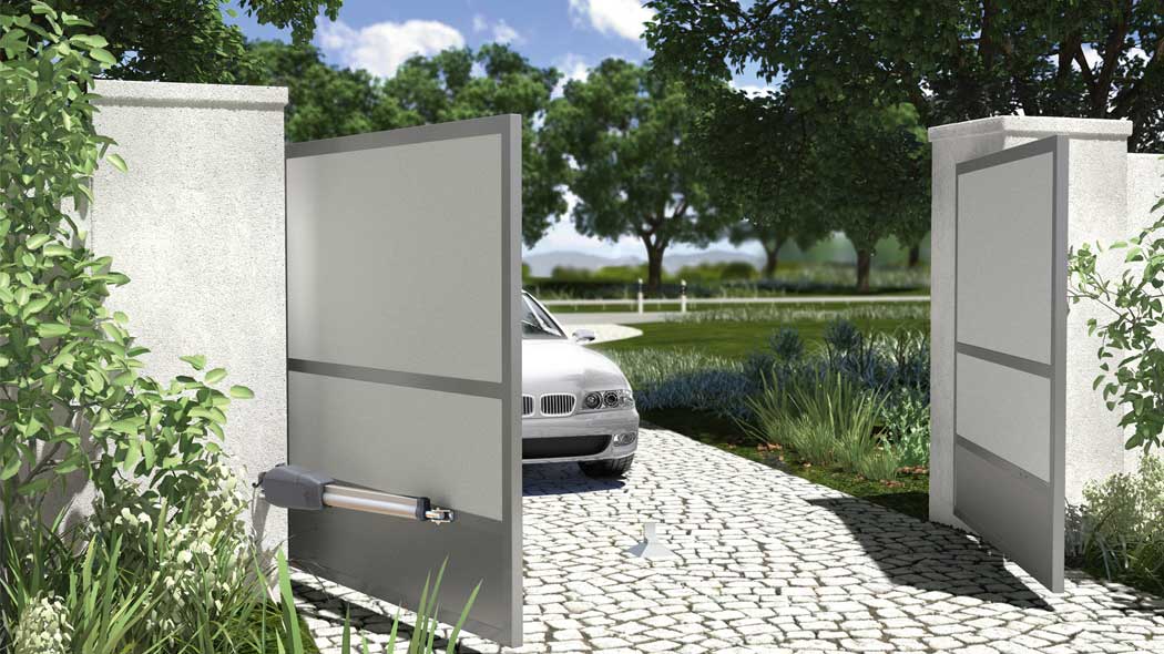 Sommer - Auto fährt durch geöffnetes Drehtor