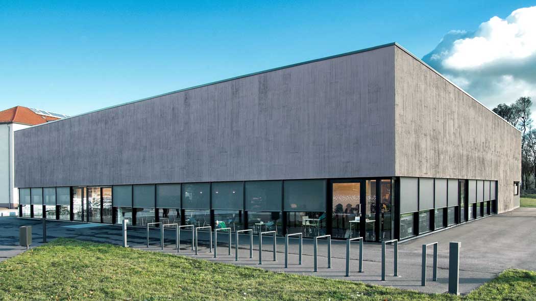 ROMA - Betongebäude mit Aufsatztextilscreens